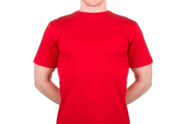 Kırmızı tişörtlü adam arkasında bir şey saklıyor beyaz arka planda kırpma yolu ile izole edilmiş. Yazdırma için t-shirt şablonu ve maketi kavramı