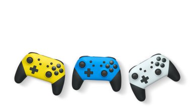 Havada uçan kablosuz oyun kontrolörleri kırpma yolu ile beyaz arka planda izole edilmiş, oyun teknolojisi konseptini sembolize ediyor.