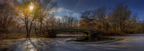 Donmuş bir gölün üzerinden bir gün batımı