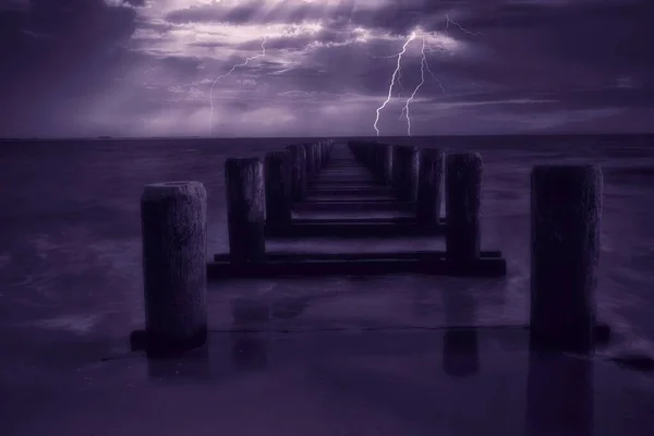 Coney Adası, Brooklyn, New York 'ta sahilde ışıklandırma.            