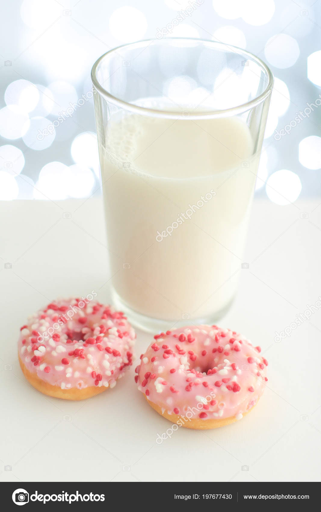 Verre Lait Avec Des Donuts Stock Photo Image By C Lucysavi