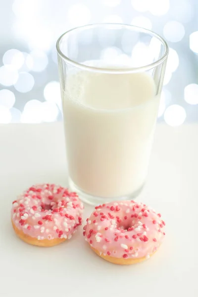     Verre de lait avec des donuts 