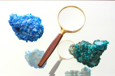 Loupe entouree de pierres prcieuses et poz une une table in verre 