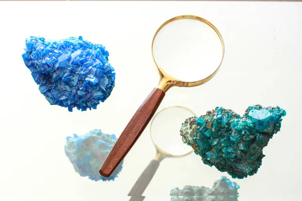 Loupe entouree de pierres prcieuses et poz une une table in verre 