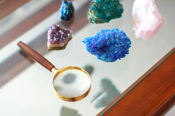 Loupe entouree de pierres prcieuses et poz une une table in verre 