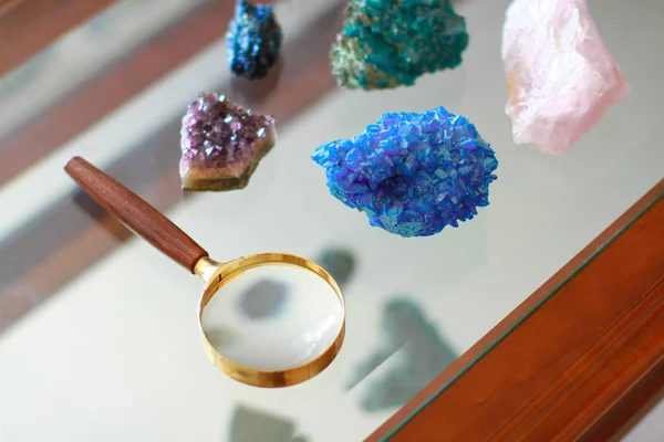 Loupe entouree de pierres prcieuses et poz une une table in verre 