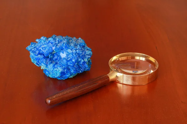 Pierre bleue poz ver d 'une loupe dore