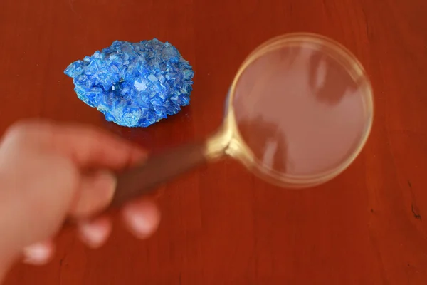 Gözlem d 'une pierre bleue la loupe