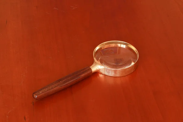 Masanın üstünde yüksek sesle poz verin.