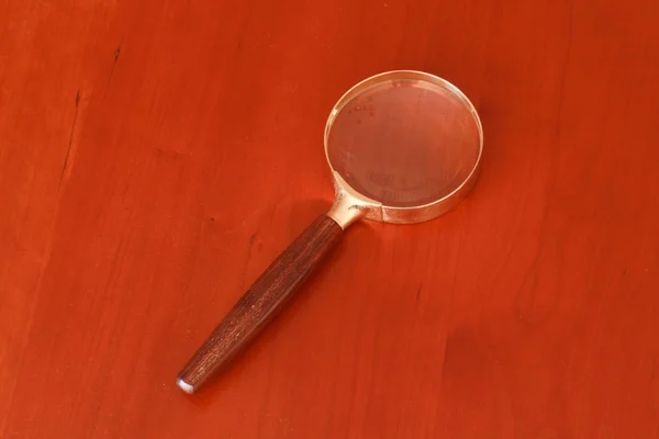 Masanın üstünde poz verin.