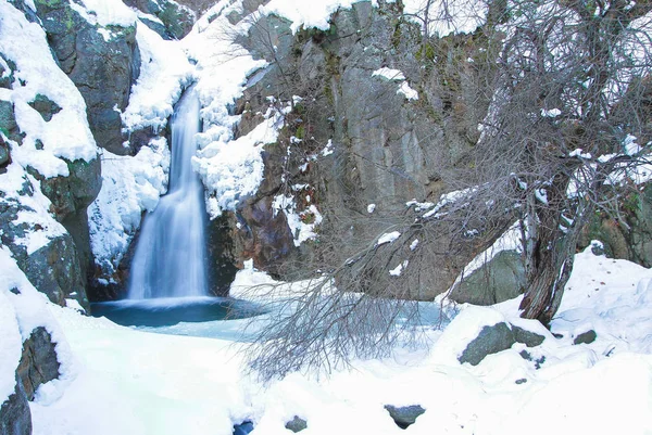 Pireneler üzerinde şelale 