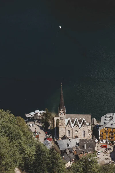Hallstatt. Avusturya. Hallstatter Gölü 'nün arka planındaki Evanjelik Kilisesi' nin en üst görüntüsü. Fotoğraf Welterbe Blick 'ten. Dikey duvar kağıdı
