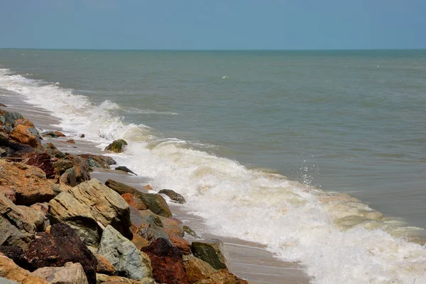 Rocky Beach Dan Surfing — Stok Foto