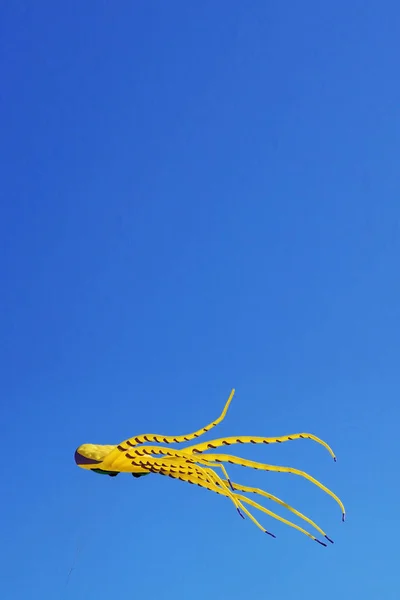 Желтый Змей Голубом Небе — стоковое фото