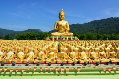 Sayıda Altın Buda heykelini Buda Makabucha Memorial park Nakornnayok Tayland at