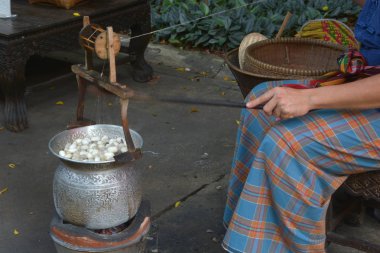 İpekböceği koza işlem ipekböceği koza iş parçacığı için tencerede kaynar