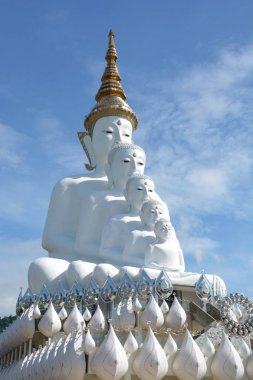 Beş oturma Buda heykeli mavi gökyüzü üzerinde bir Budist manastır ve: Phetchabun, Thailand tapınakta. Onlar are kamu malı ya da hazine Budizm, hayır kopya kısıtlamak veya kullanın