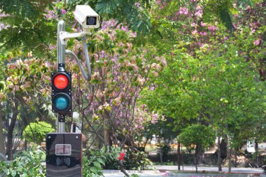CCTV kamera üzerinde kırmızı ve yeşil ışık