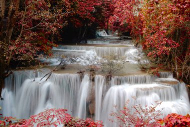 Dördüncü kata Huay Mae Kamin Waterfall, Khuean Srinagarindra Milli Parkı, Kanchanaburi, Tayland