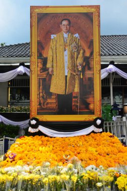 Bangkok, Tayland - 22 Ekim 2016: Kral Bhumibol Adulyadej ödemeye Sanam Luang, çiçeklere saygı Kral için 22 Ekim 2016 üzerinde Bangkok Tayland