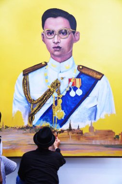 Bangkok, Tayland - Kasım 12,2016: Tay Sanat öğrencileri boya Silpakorn Üniversitesi'nde Bangkok Tayland Kralı Bhumibol Adulyadej portreleri. Kral Bhumibol, dünyanın en uzun hükümdarlık Kral