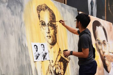 Bangkok, Tayland - Kasım 12,2016: Tay Sanat öğrencileri boya Silpakorn Üniversitesi'nde Bangkok Tayland Kralı Bhumibol Adulyadej portreleri. Kral Bhumibol, dünyanın en uzun hükümdarlık Kral.