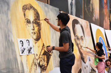 Bangkok, Tayland - Kasım 12,2016: Tay Sanat öğrencileri boya Silpakorn Üniversitesi'nde Bangkok Tayland Kralı Bhumibol Adulyadej portreleri. Kral Bhumibol, dünyanın en uzun hükümdarlık Kral
