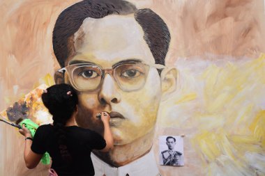 Bangkok, Tayland - Kasım 12,2016: Tay Sanat öğrencileri boya Silpakorn Üniversitesi'nde Bangkok Tayland Kralı Bhumibol Adulyadej portreleri. Kral Bhumibol, dünyanın en uzun hükümdarlık Kral