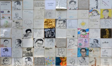 Bangkok, Tayland - Kasım 16,2016: Tay Sanat öğrencileri resim ömür boyu yolculuk dünyanın geliştirme King of onurlandırmak için sergiye katılmak için O'nun Majesteleri Kral Bhumibol portresi