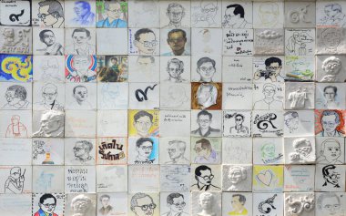 Bangkok, Tayland - Kasım 16,2016: Tay Sanat öğrencileri resim ömür boyu yolculuk dünyanın geliştirme King of onurlandırmak için sergiye katılmak için O'nun Majesteleri Kral Bhumibol portresi