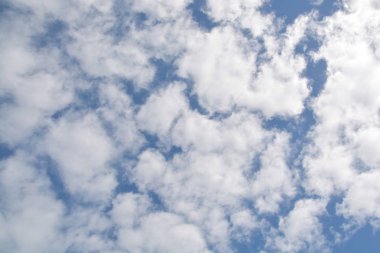 beyaz bulut üzerinde mavi gökyüzü, bulutlar gökyüzünde