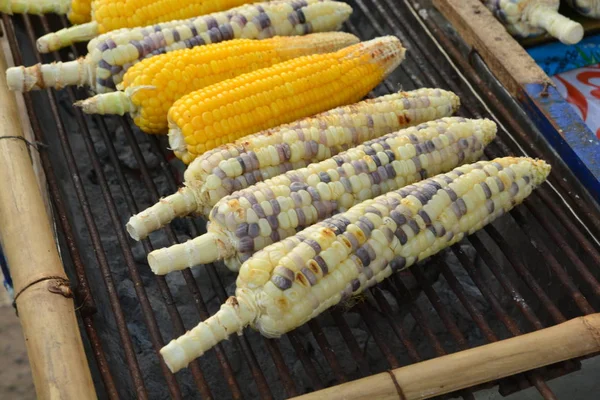 Maíz a la parrilla.verduras Maíz a la parrilla en la estufa caliente . —  Fotos de Stock