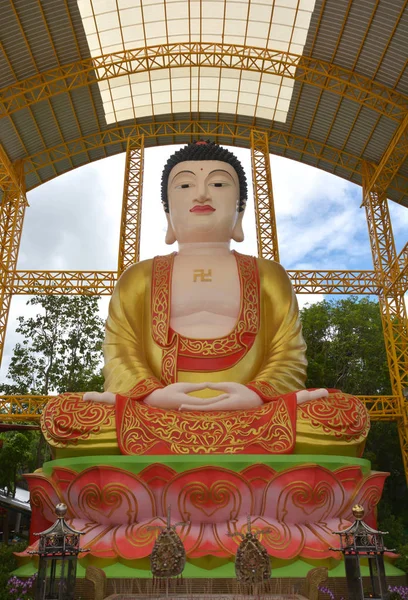 Gran estatua budista de la religión budista — Foto de Stock