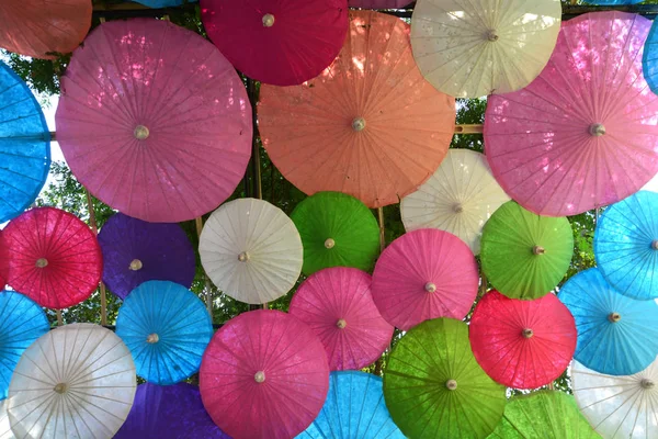 Bunte Papier Regenschirm handgemachte Regenschirm, Bunte Sonnenschirme Hintergrund — Stockfoto