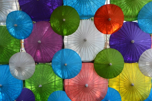 Bunte Papier Regenschirm handgemachte Regenschirm, Bunte Sonnenschirme Hintergrund — Stockfoto