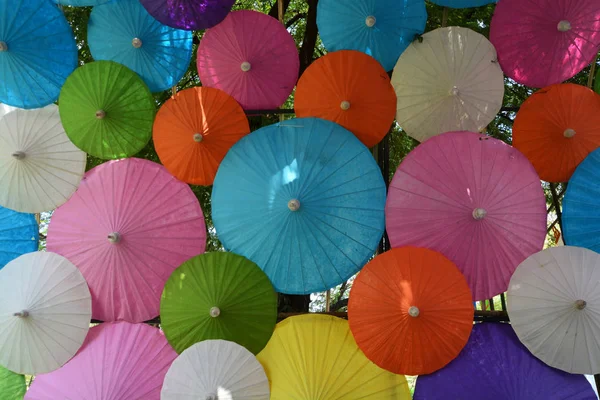 Bunte Papier Regenschirm handgemachte Regenschirm, Bunte Sonnenschirme Hintergrund — Stockfoto