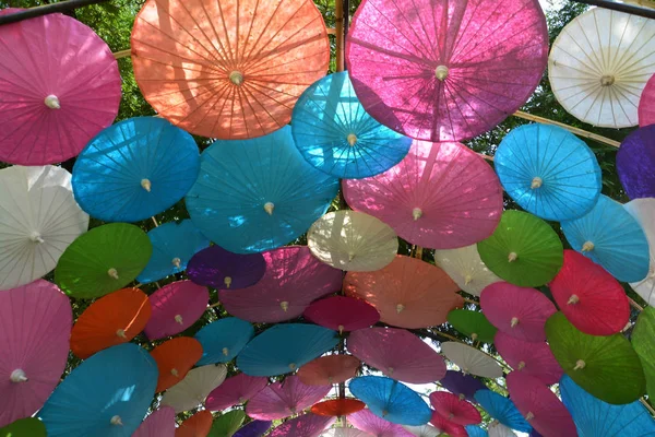 Цветная бумага зонтик ручной работы зонтик, красочные зонтики фон — стоковое фото