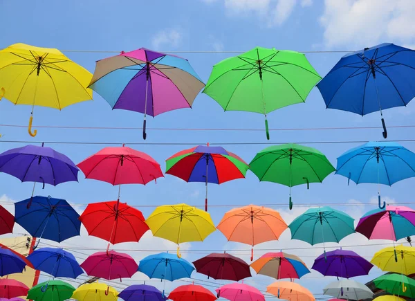 Színes napernyők háttér. Coloruful napernyők városi utcai dekoráció. — Stock Fotó