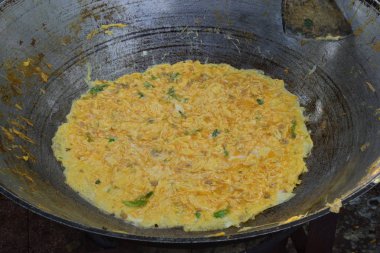 omlet dövülmüş yumurta hızlı bir şekilde ile tereyağı ya da yağı bir tavada kızarmış yapılan bir yemektir