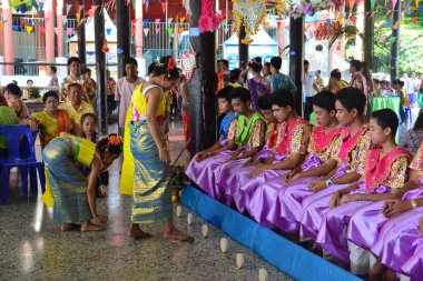 Tayland-Mon tarzında Songkran Festivali kutluyor