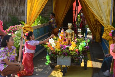 Tayland-Mon tarzında Songkran Festivali kutluyor