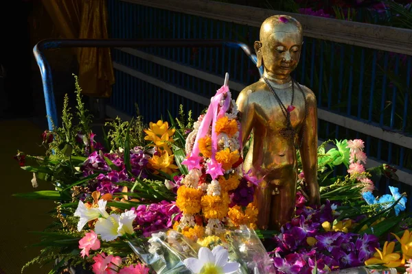 Agua que vierte a la estatua de Buddha en tradición del festival de Songkran del estilo tailandés-lun — Foto de Stock