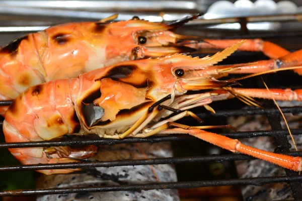 グリルで焼きエビの選択と集中 — ストック写真