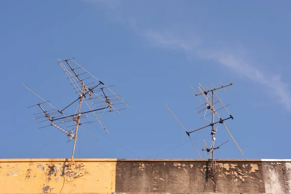 Antenne am Himmel, Fernsehantenne, Fernsehantenne auf dem Dach — Stockfoto