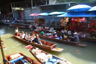Damnoen saduak yüzen çarşı