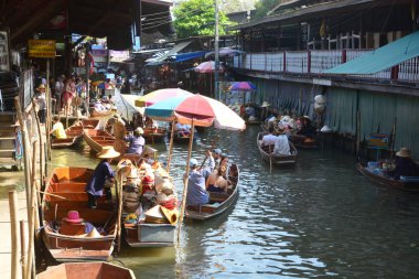 Damnoen saduak yüzen çarşı