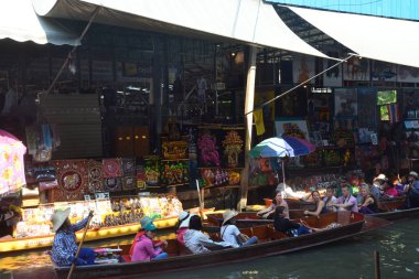 Damnoen saduak yüzen çarşı