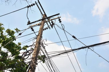 Gökyüzünde elektrik direği