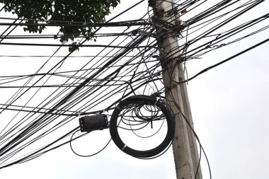 Gökyüzünde elektrik direği