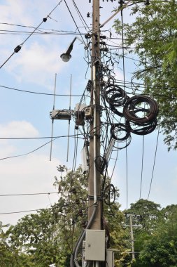 Gökyüzünde elektrik direği